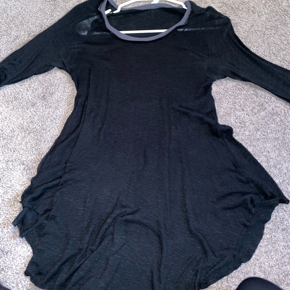 Black flowy 3/4 top